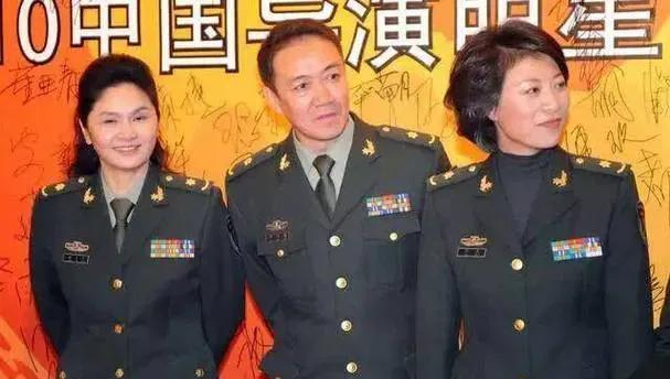 三位身着军装的明星同框，我只认出了C位的李幼斌，李幼斌身上的军人气质真的是非常的