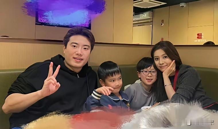 梁靖崑球场失意：家庭得意！大胖社媒晒一家四口合照，为大儿子凉皮庆生:“生日快