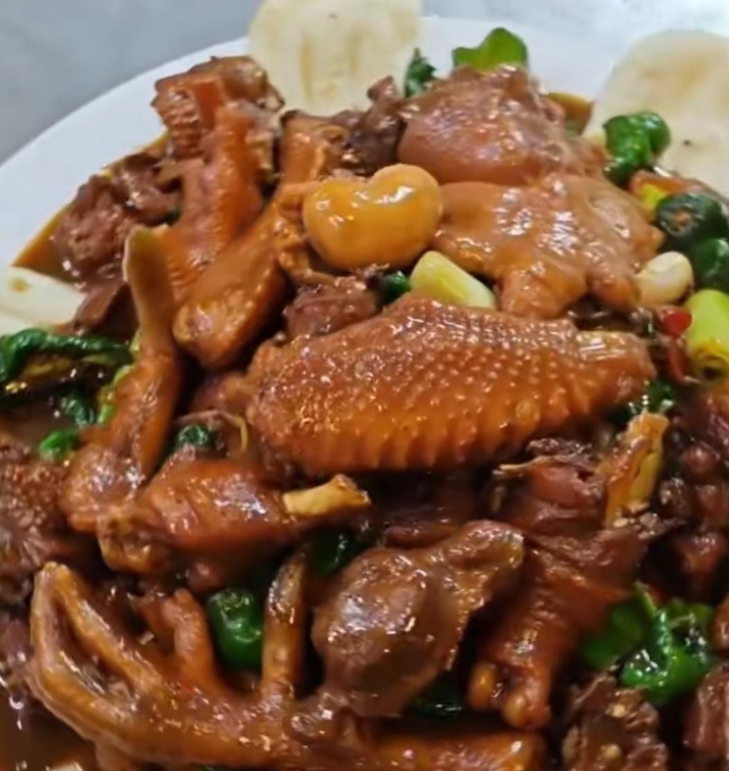我才发现，我老公缺心眼。前几天我们的朋友请吃饭，当然了，他不止请了我们，还请了