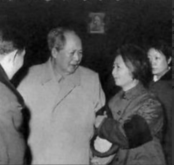 1972年1月10日，毛主席等一众同志，带着悲痛的心情，来参加陈毅老总的追悼会，