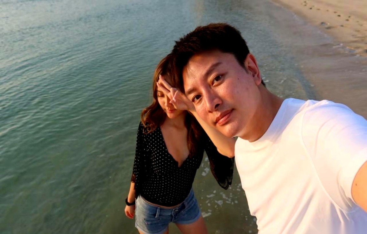 贾乃亮带女儿甜馨在迪拜度假，甜馨发了组海边照，结果就因为一身黑波点上衣配牛仔短裤的打扮，惹出了一阵争