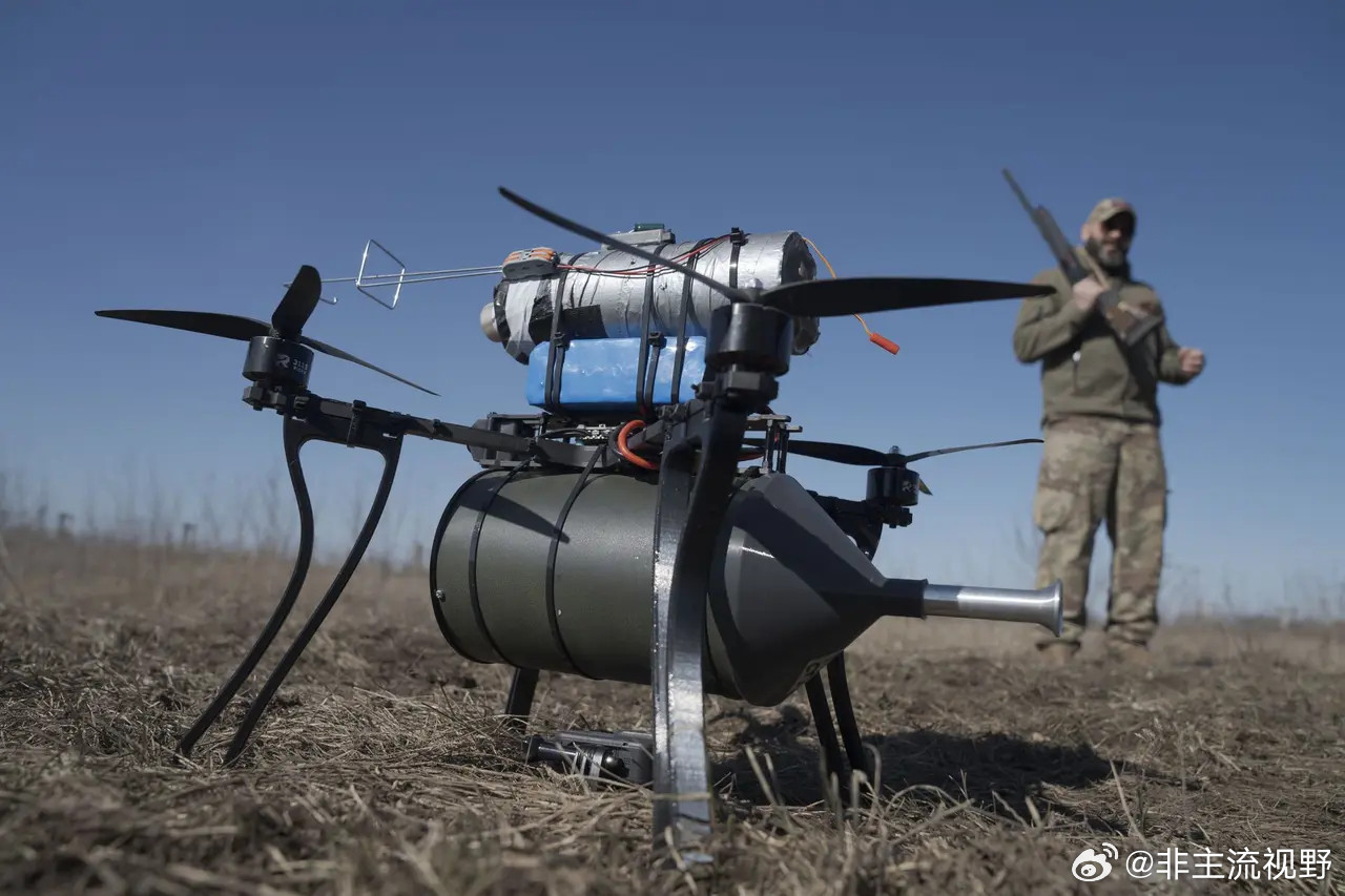 俄罗斯的特别军事行动继续进行，这一架光纤无人机看起来更高级，属于乌克兰武装部队第