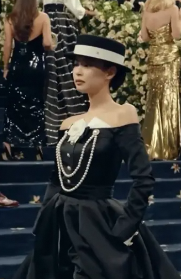 Jennie裸钻裙，Lisa蕾丝西装，朴彩英深V封神