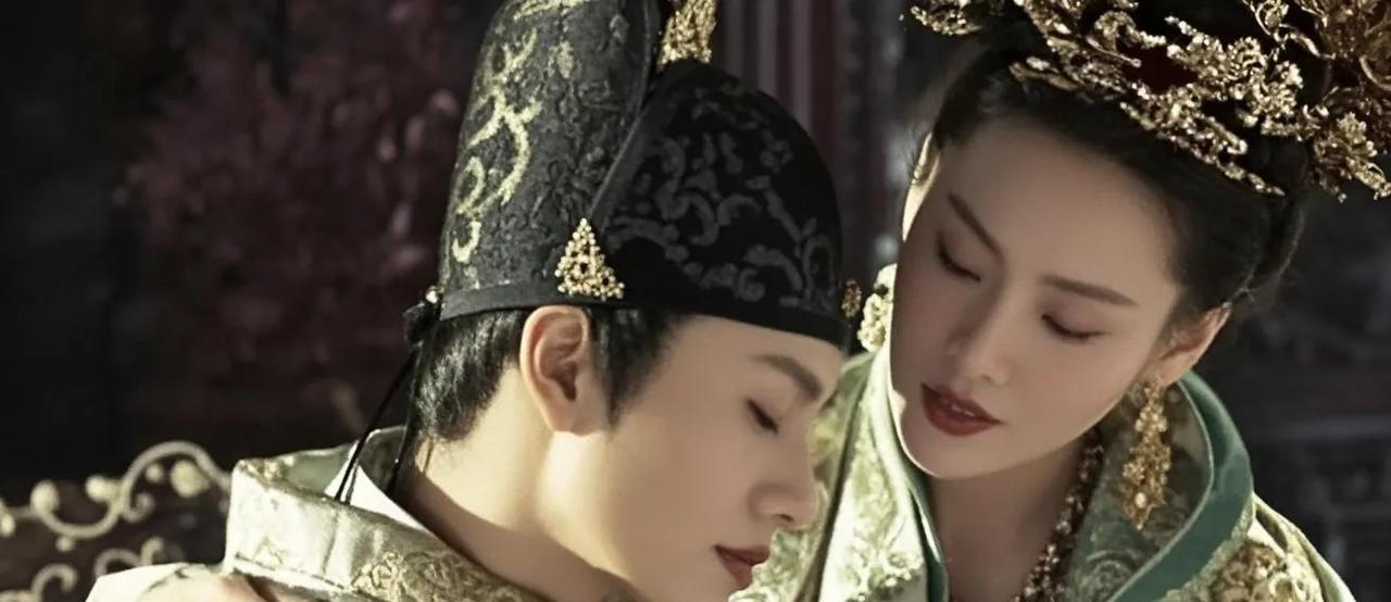 1626年，58岁的魏忠贤闯入李成妃的寝宫中，浓妆艳抹的李成妃早已等候多时。她莞