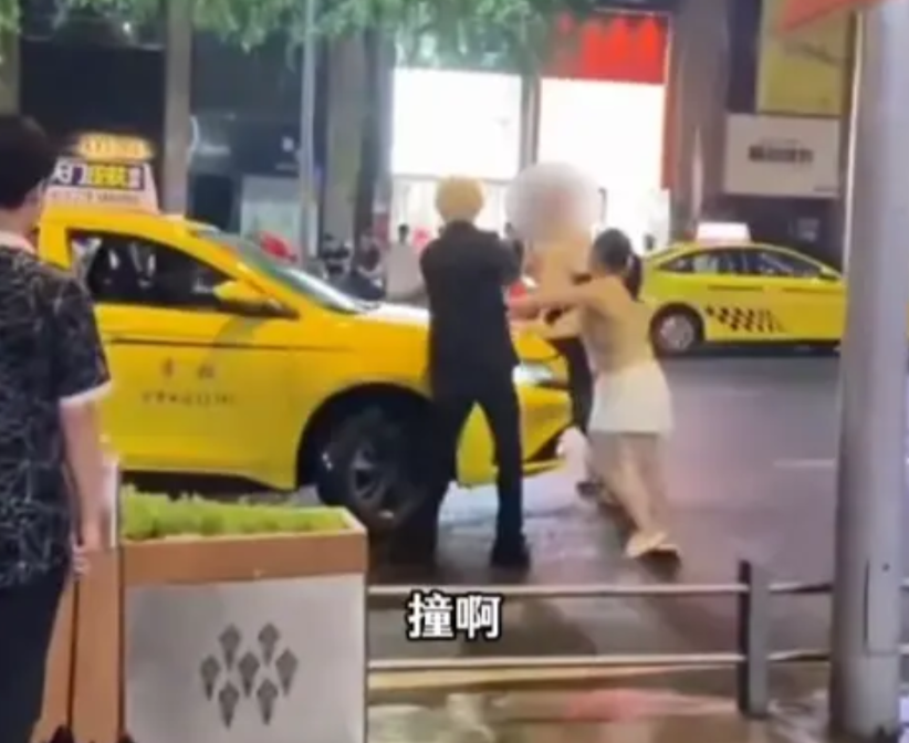 “这简直是谋杀！”重庆街头，一对男女在凌晨3点，与出租车司机发生激烈争吵，怎料，