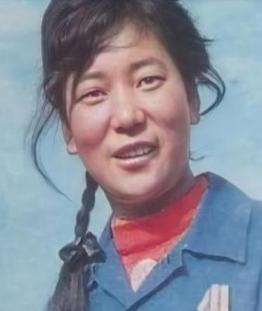 1982年，青海18岁女兵修水管时，挖出七万枚银元，她四下张望，确定周围没人后，