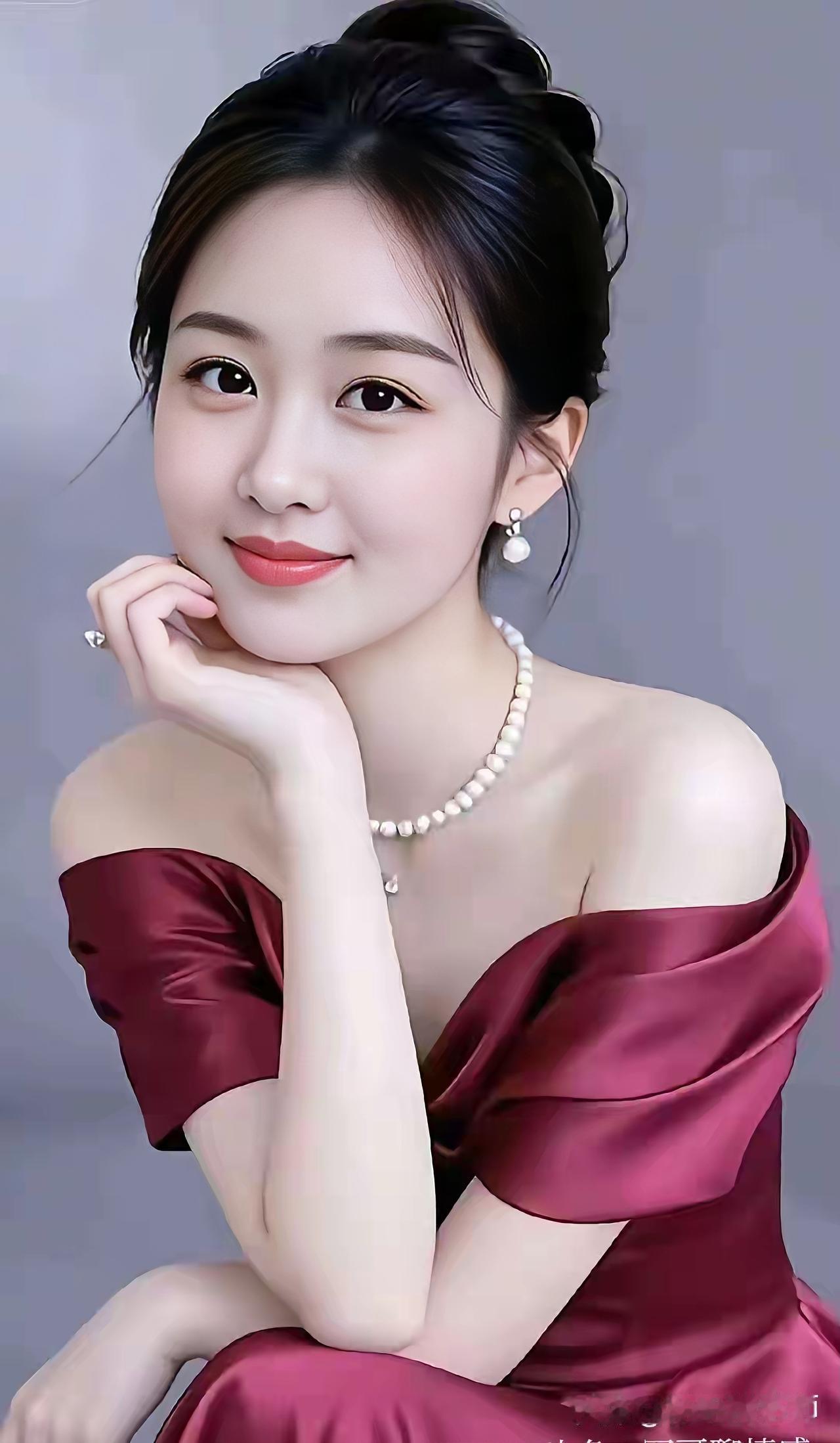 雅韵芳容青丝高绾显端方，酒红华服焕容光。珍珠项链颈间耀，耳坠莹白泛柔芒。