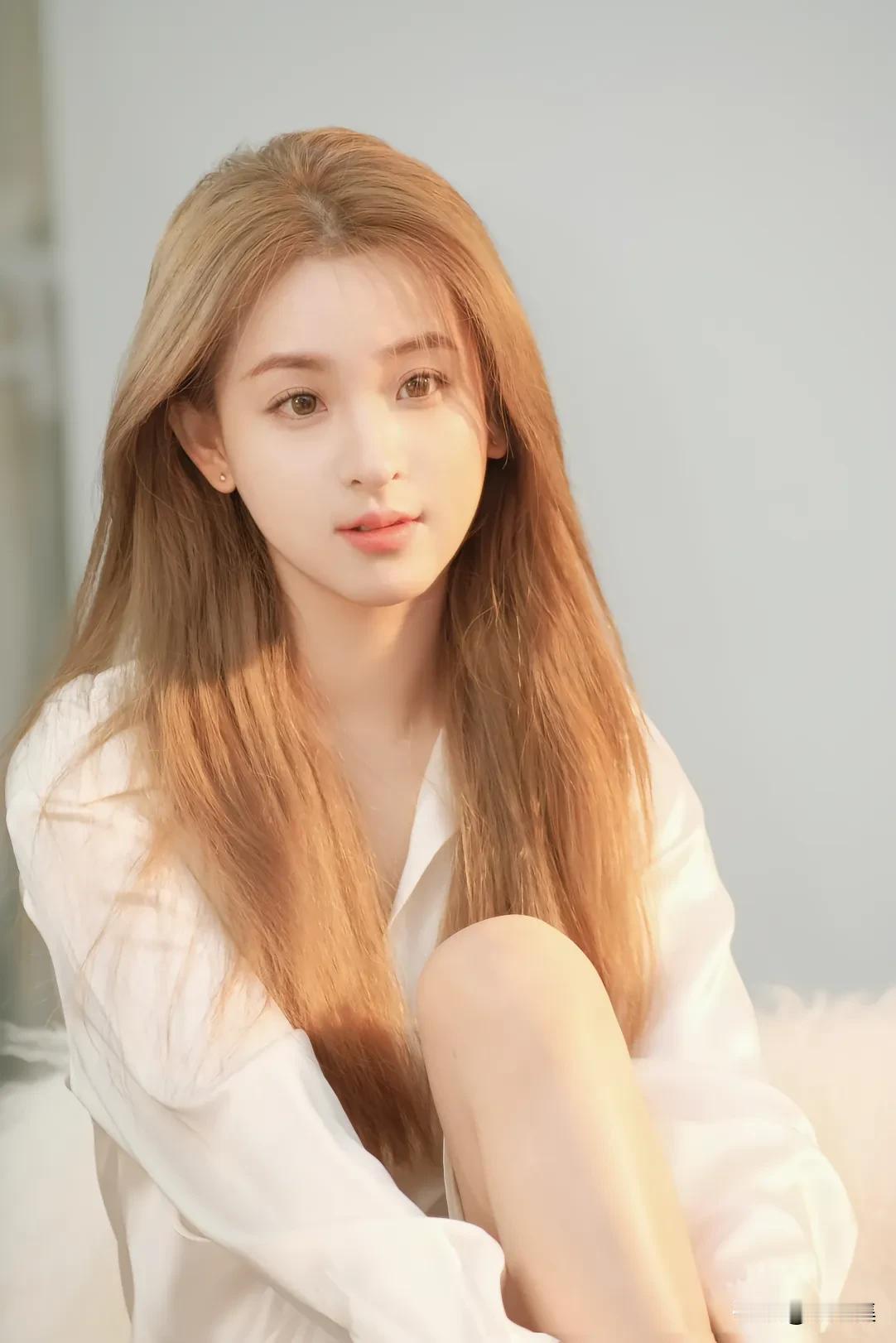 温柔甜美的少女，阳光下的白皙肌肤，浅笑如春风。