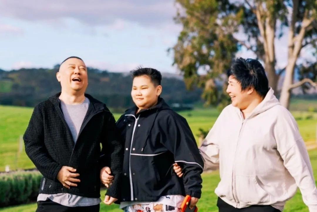 郭麒麟小时候挨骂挨打，练功到半夜，饭都吃不上一口。郭汾瑒呢？爸爸抱在怀里，笑