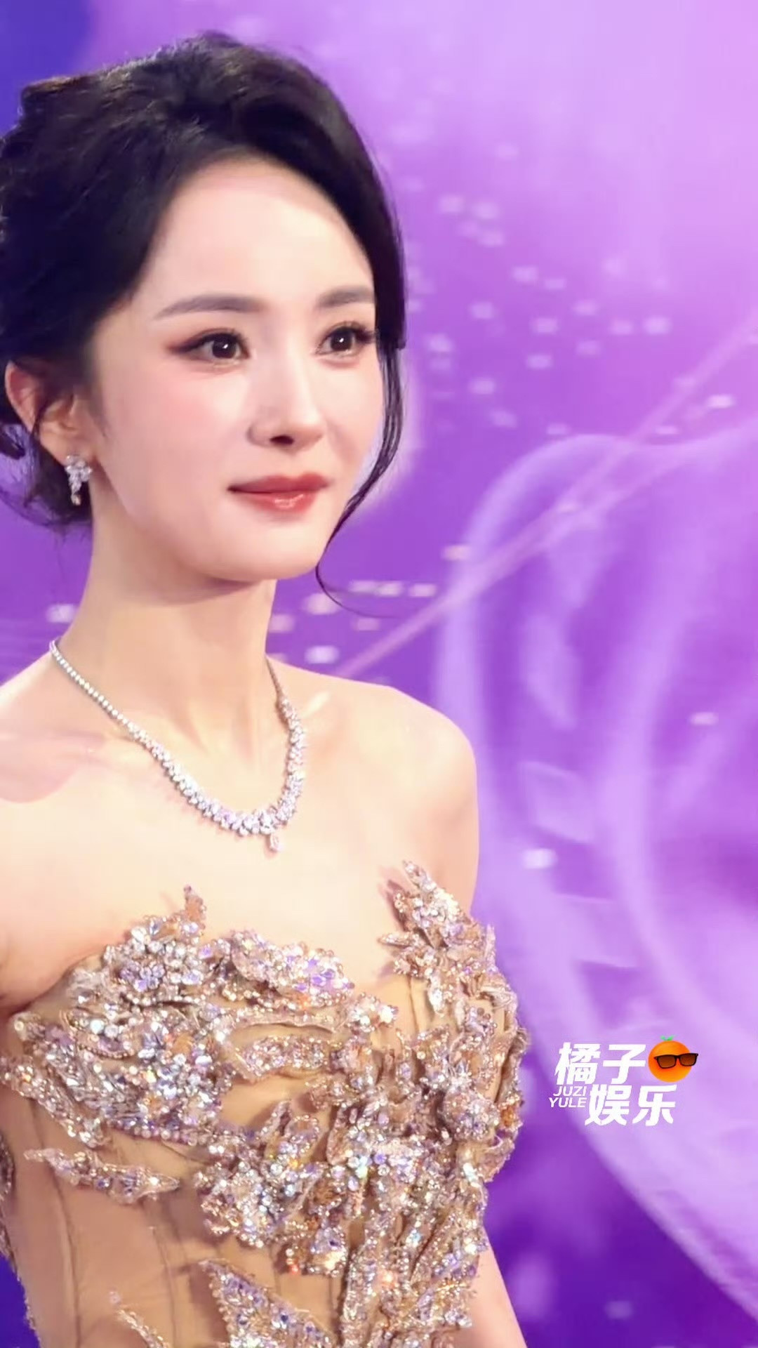“希望演员杨幂可以一路走下去。”杨幂现场换发型了