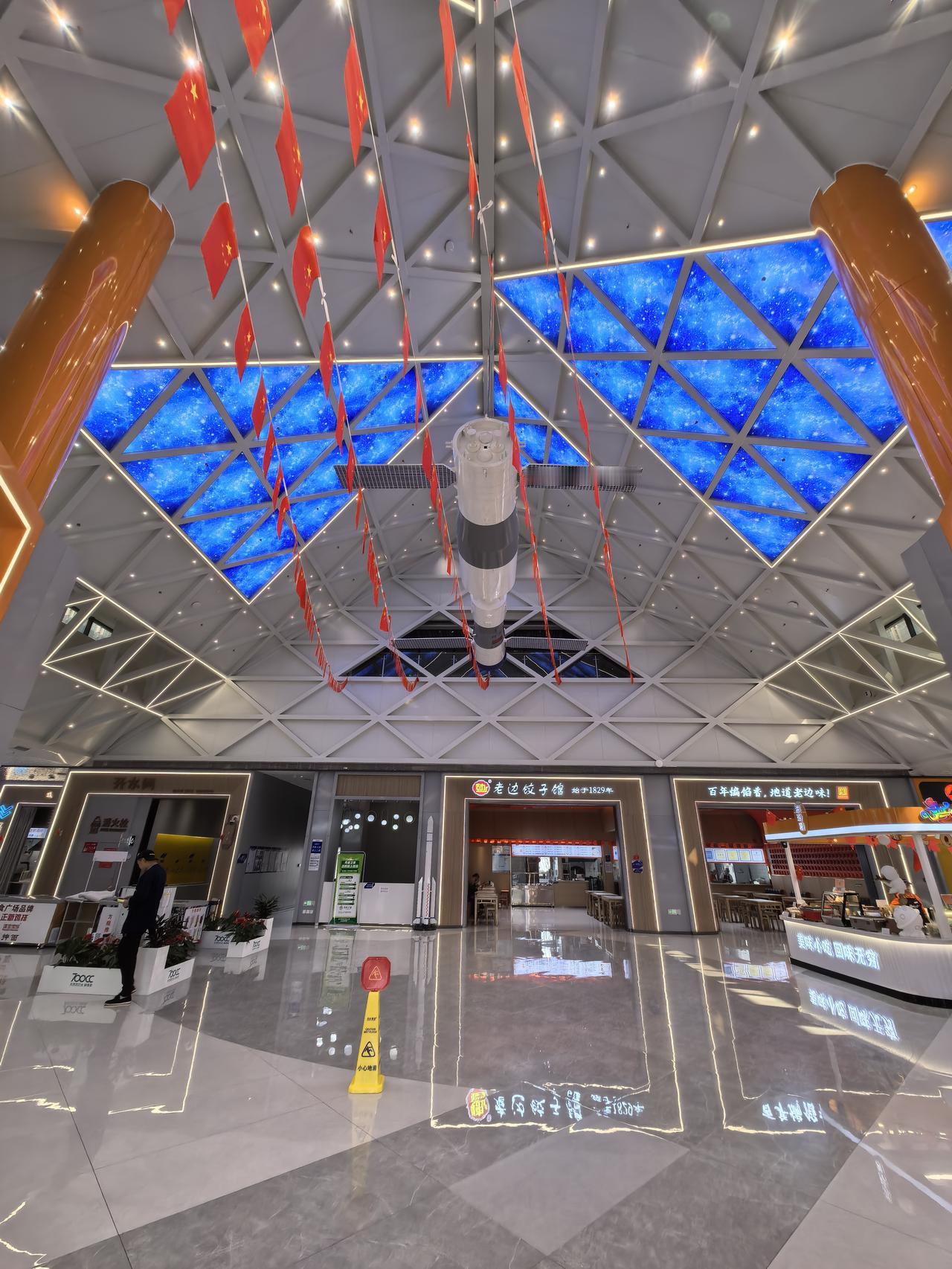 京哈高速辽宁段扩建已经结束，沿途的服务区也都是新建的。昨天路过绥中服务区进去方便