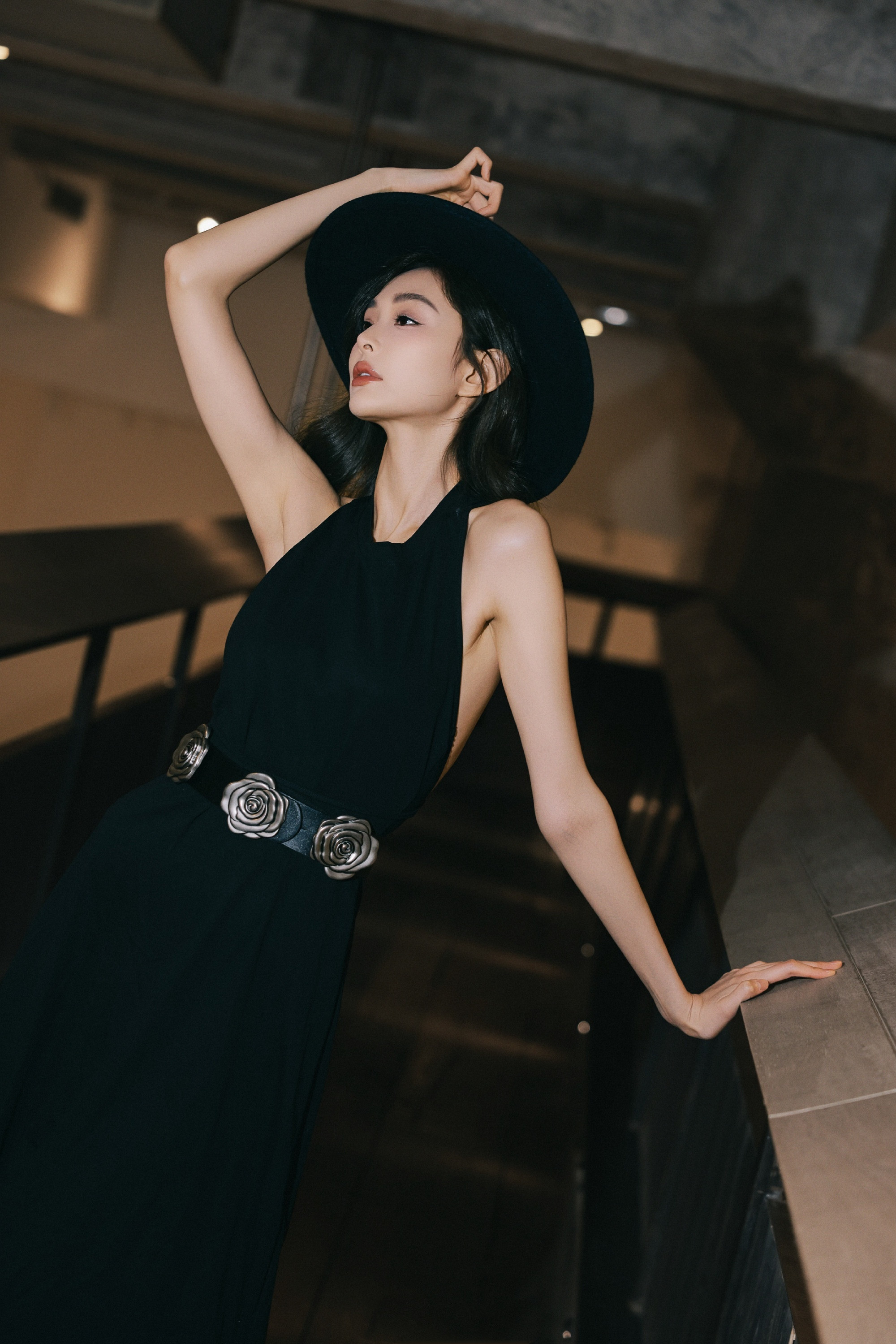盖玥希黑裙妆造：酷飒不羁肆意绽放，好美的背啊。盖玥希