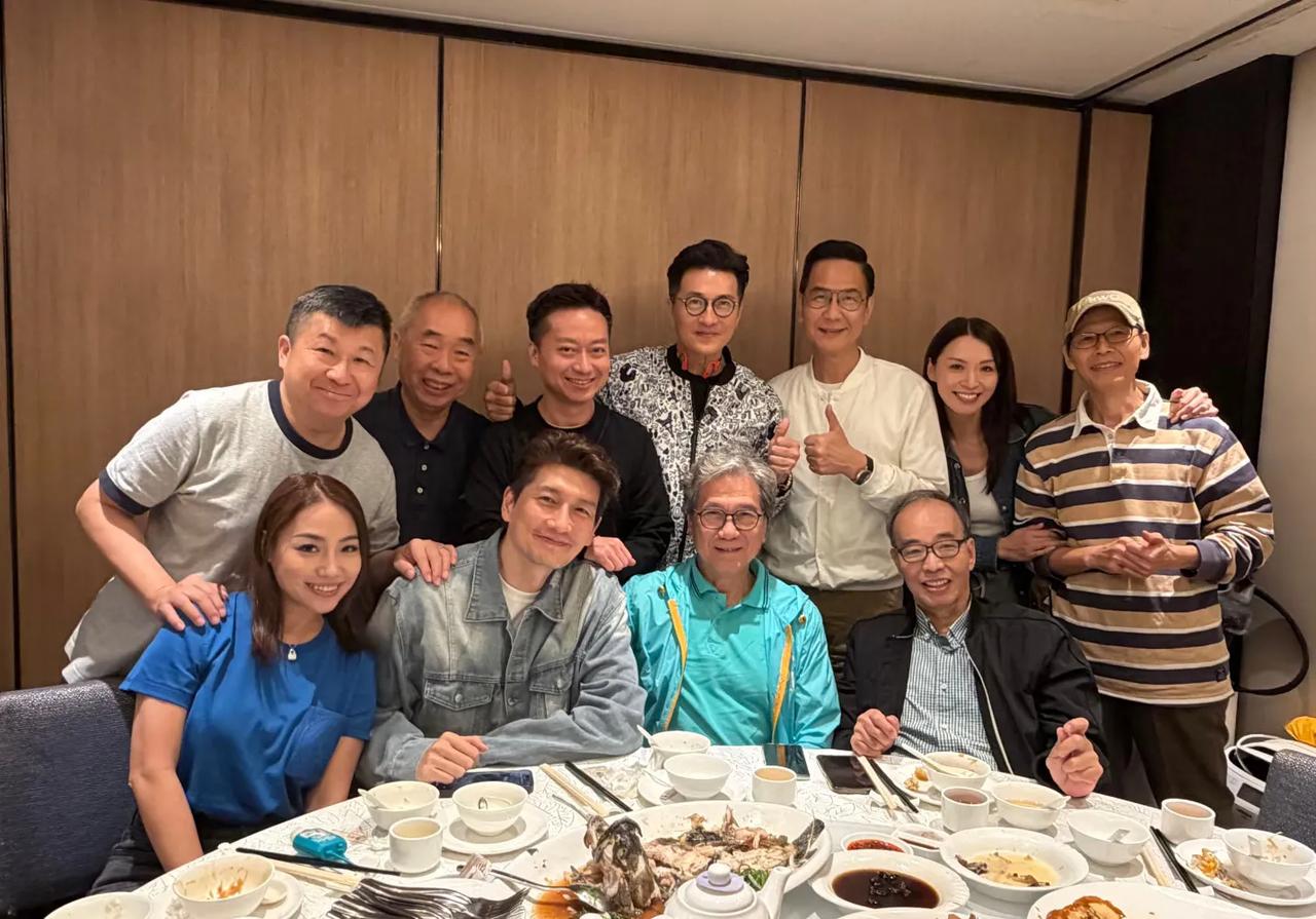 85岁何守信回国参加亚视聚会！白发苍苍难掩气质，曾迷倒汪明荃5月6日，袁文杰在