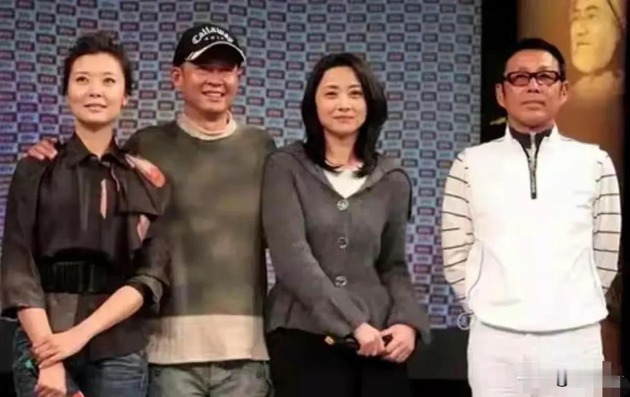 王志文，太不像话！4个人合影，2男2女，你一个人搂俩，让陈道明一个人“罚站”，