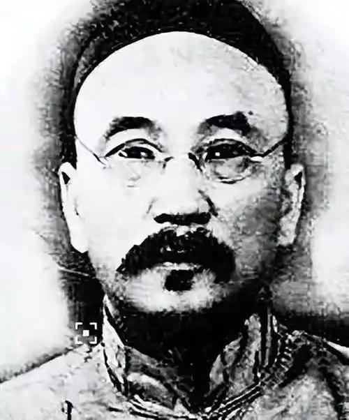 1949年初，大特务周伟龙出任国民党交通警察总局总队长，眼见国民党大厦将倾，他开