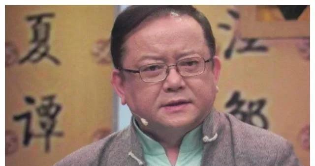 2006年，58岁的王刚步入第三次婚姻，迎娶了比自己小20岁的郑艳东。新婚之夜，
