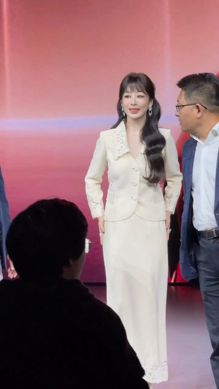 没记错的话杨紫92年的吧……