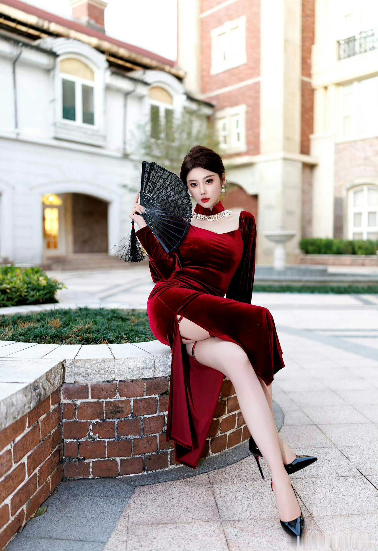 丝绒旗袍裹住的不是曲线，是老上海旧时光里，被揉碎又重拼的风月。红是朱砂痣，也是