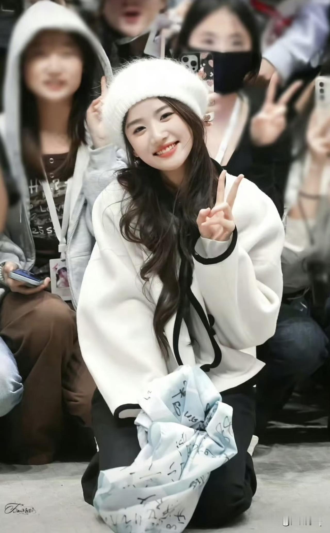 某人下跪韩国偶像是奴颜婢膝，但卢昱晓下跪与粉丝合影却是满满的真诚实意。这姑娘