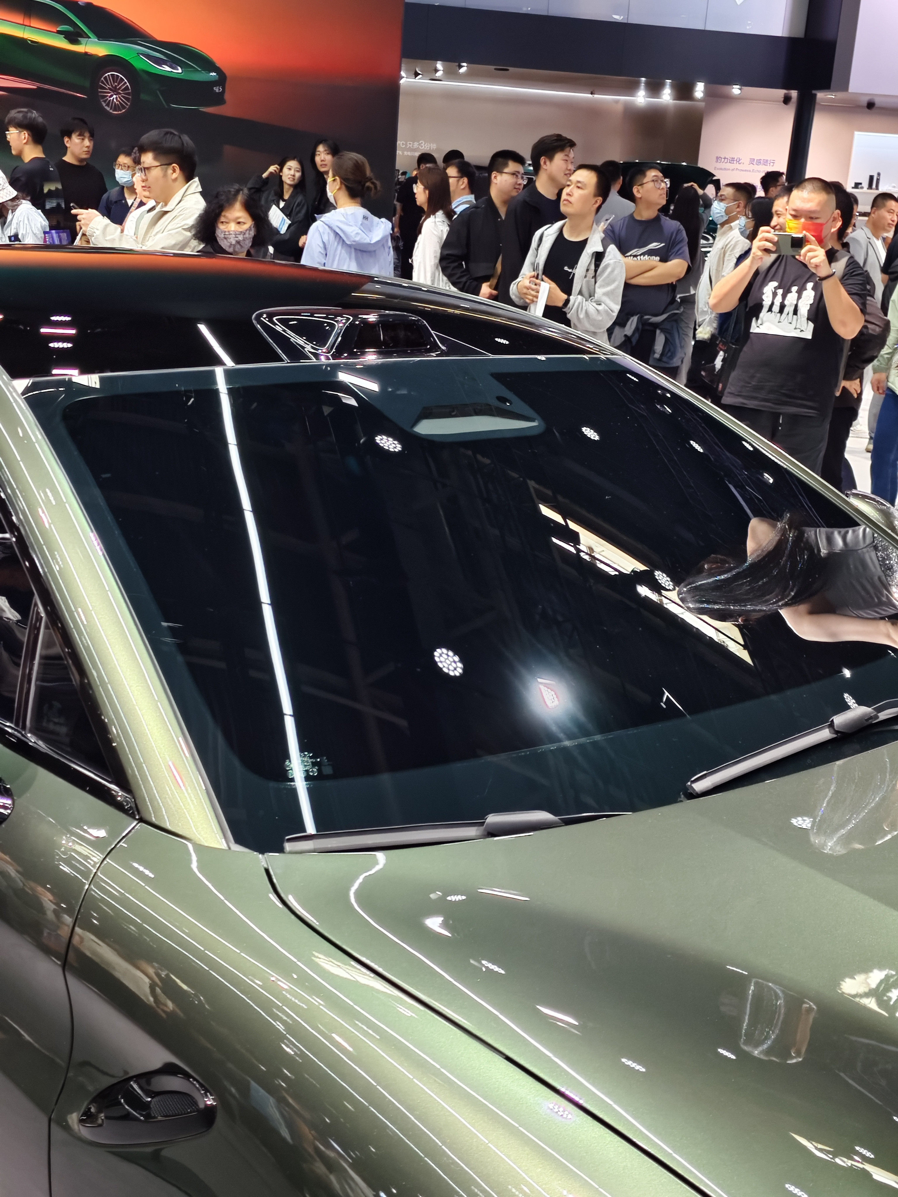 展车上乍一看上去车头的标有点割裂感，印象中都是suv或者硬派的感觉，像豹5、豹8