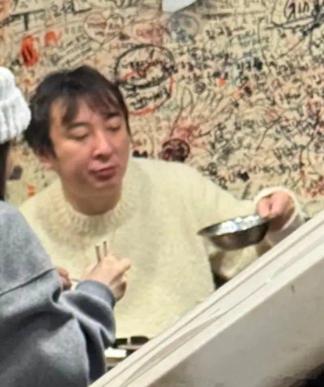 王思聪带妹用餐，头发稀疏老得大变样，坐三个美女中间只顾着吃