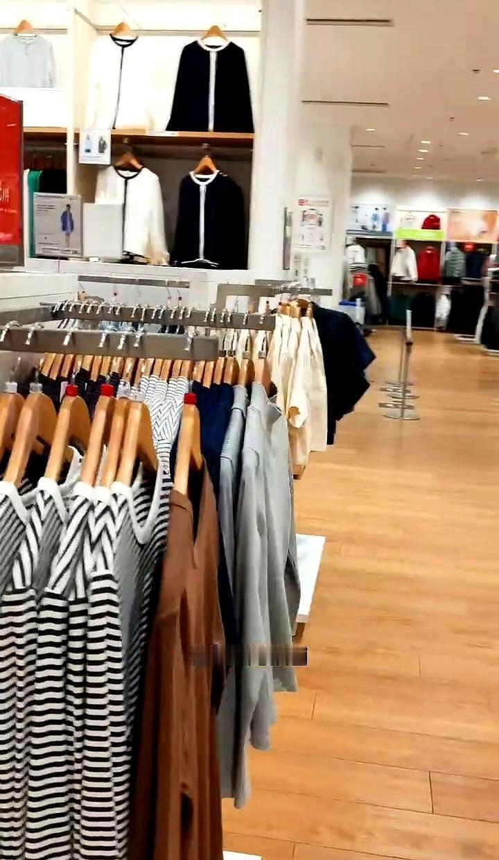 优衣库的红牌就是白捡钱。别傻站正价区，转去角落、最下层，红标贴几层就再砍几