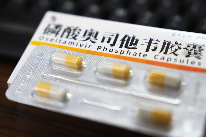 重庆一高三女生在卫生院开的磷酸奥司他韦胶囊要86元，网上却只要9元，差价近9倍，