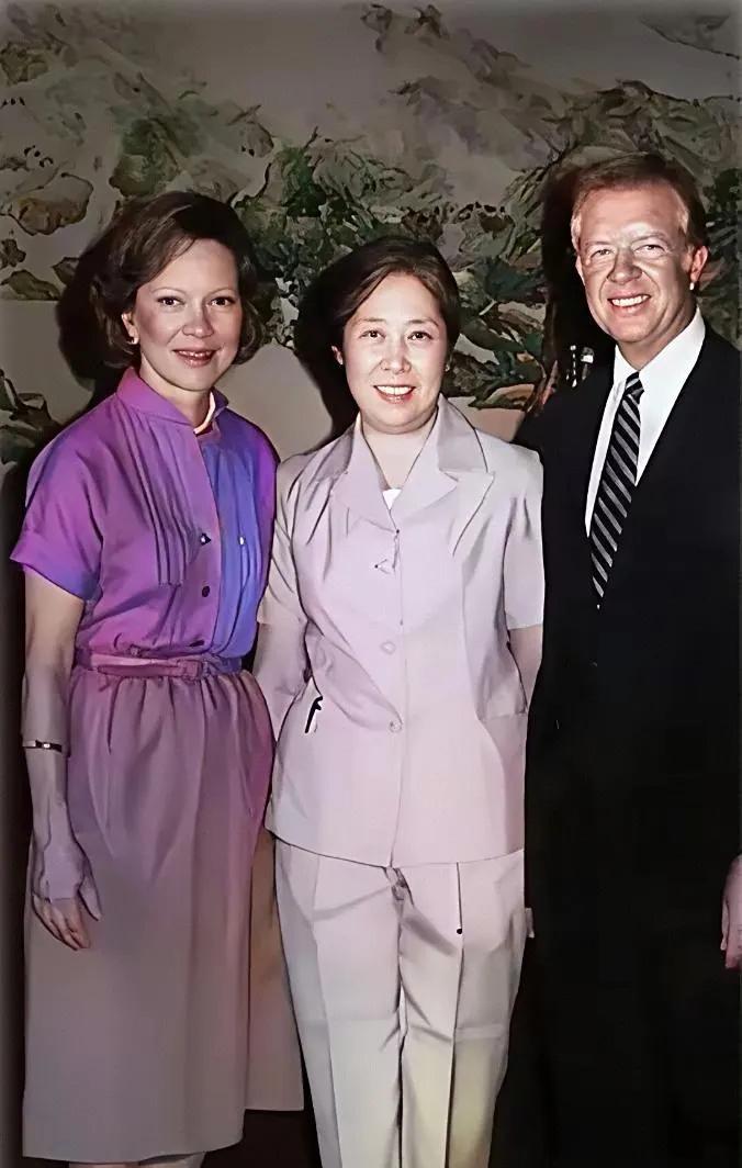1981年，60岁的王光美与美国前总统卡特夫妇留下了一张珍贵合影。彼时的王光美神