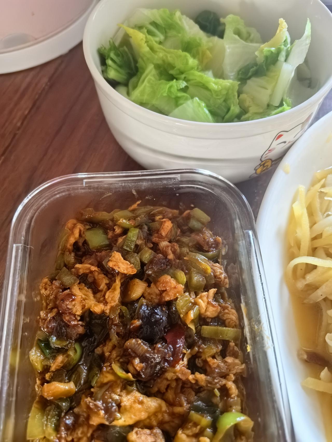 今天老公想吃冻白菜。本来想着去农村亲友家去要点。但是想想算了。还是买点吃领静。