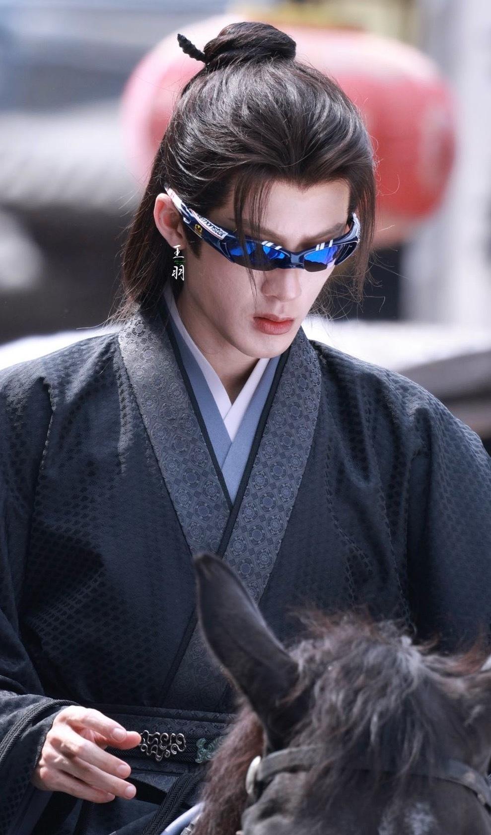 今天的太阳很大呀？谢却山家主墨镜都戴上了，开始我还以为是粉丝​​​P的呢？一