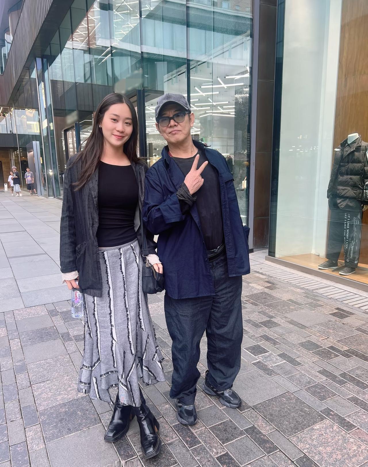 李连杰的女儿挺漂亮的。但是父女俩的合影暴露了了一个问题:李连杰并没有变年轻，之前