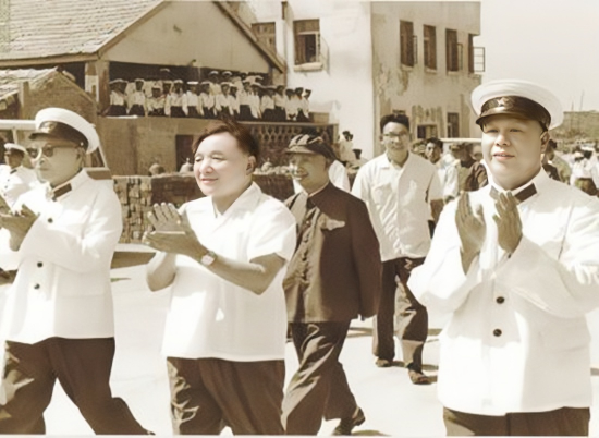 1979年，邓小平一身便装，视察青岛海军。他身旁戴墨镜的是海军第一政委叶飞，第二