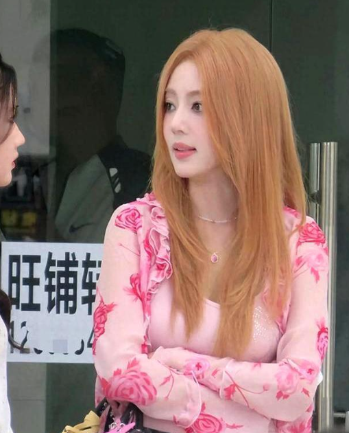 天菩萨！何瑞贤也太美了，《野狗骨头》路透美到没边，神似安以轩​​​