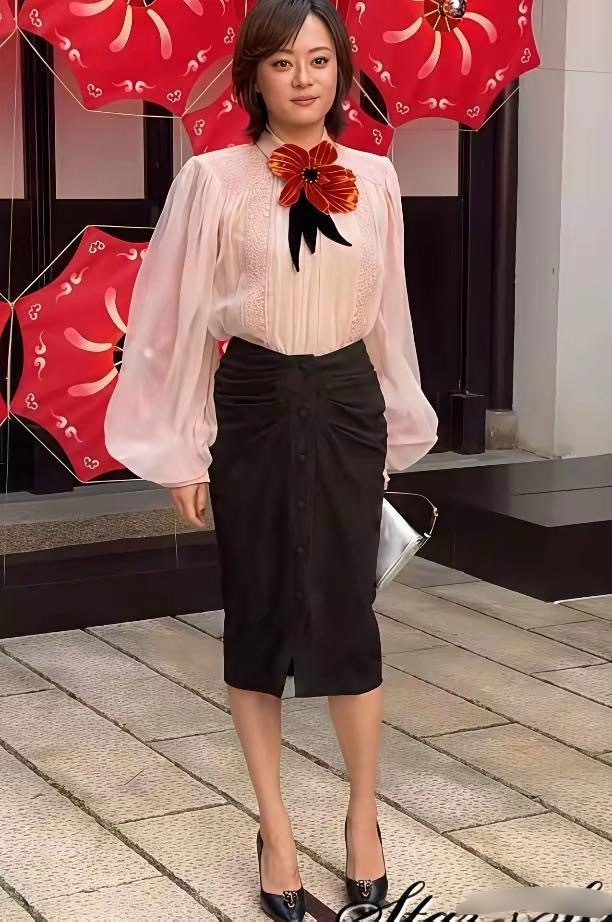 同一件衣服，穿在孙俪身上就莫名的土气和违和？一直很欣赏娘娘的美貌，但她的衣品，真