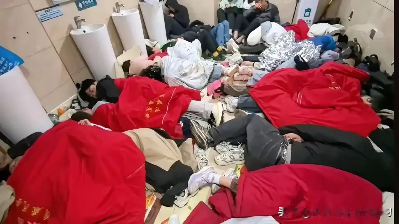 五一节，看到这样的画面，三万多人，凌晨被困山顶，暴雨如注，气温逼近零度。避雨全靠