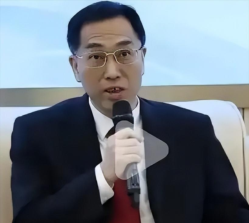 法学界陈枫：加强对外嫁女性的管理已经刻不容缓。他建议，只要中国女孩嫁给老外，必须