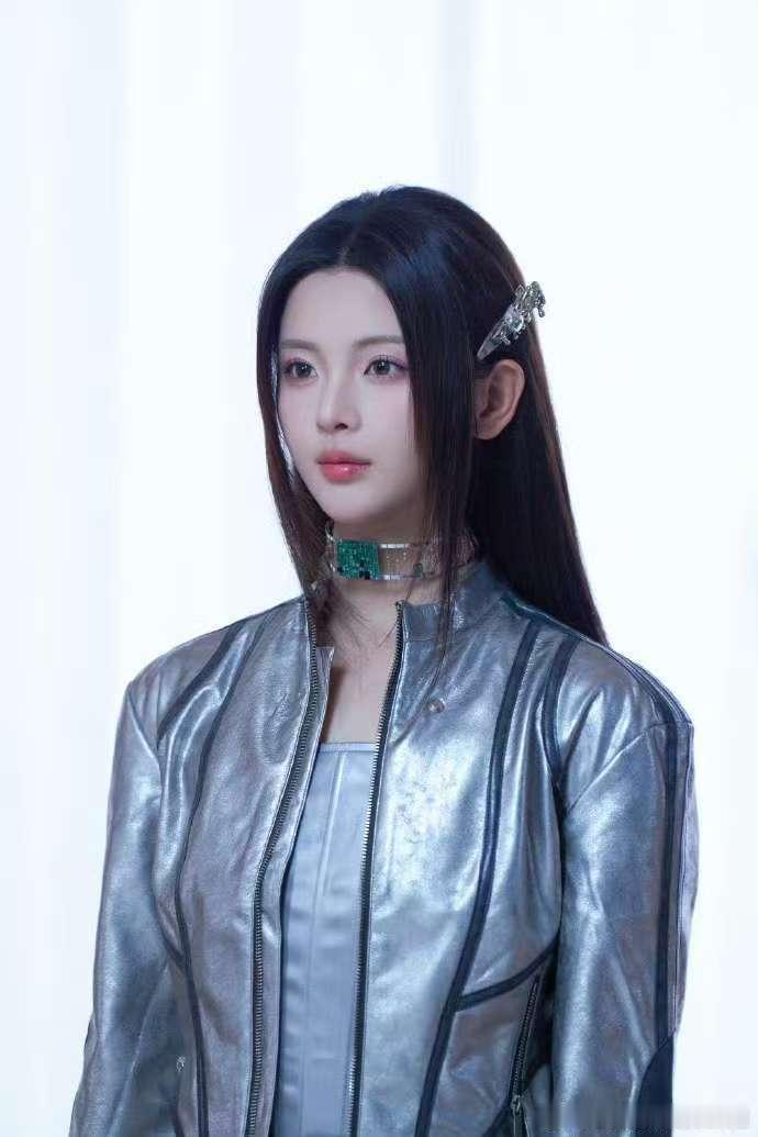 一开始以为是杨超越的转型之作，机械姬造型又酷又媚，眉眼间的疏离感像极了她偶尔的清