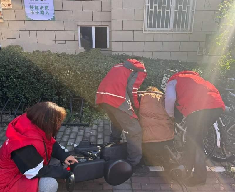 京东快递小哥救摔倒老人，反倒被索赔92万。家属二审说辞离谱：快递车的气流、噪音吓