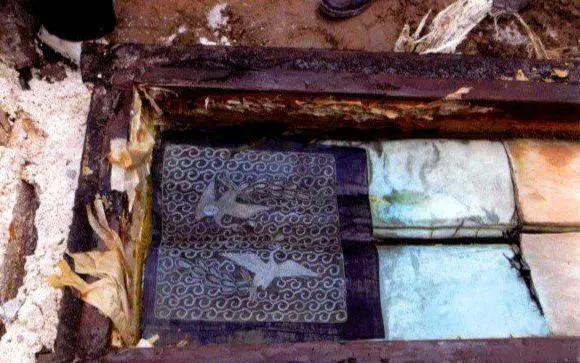 1993年，上海一建筑工地，挖出两具黑棺，工人们竟一哄而上，想撬开棺材抢宝贝，谁