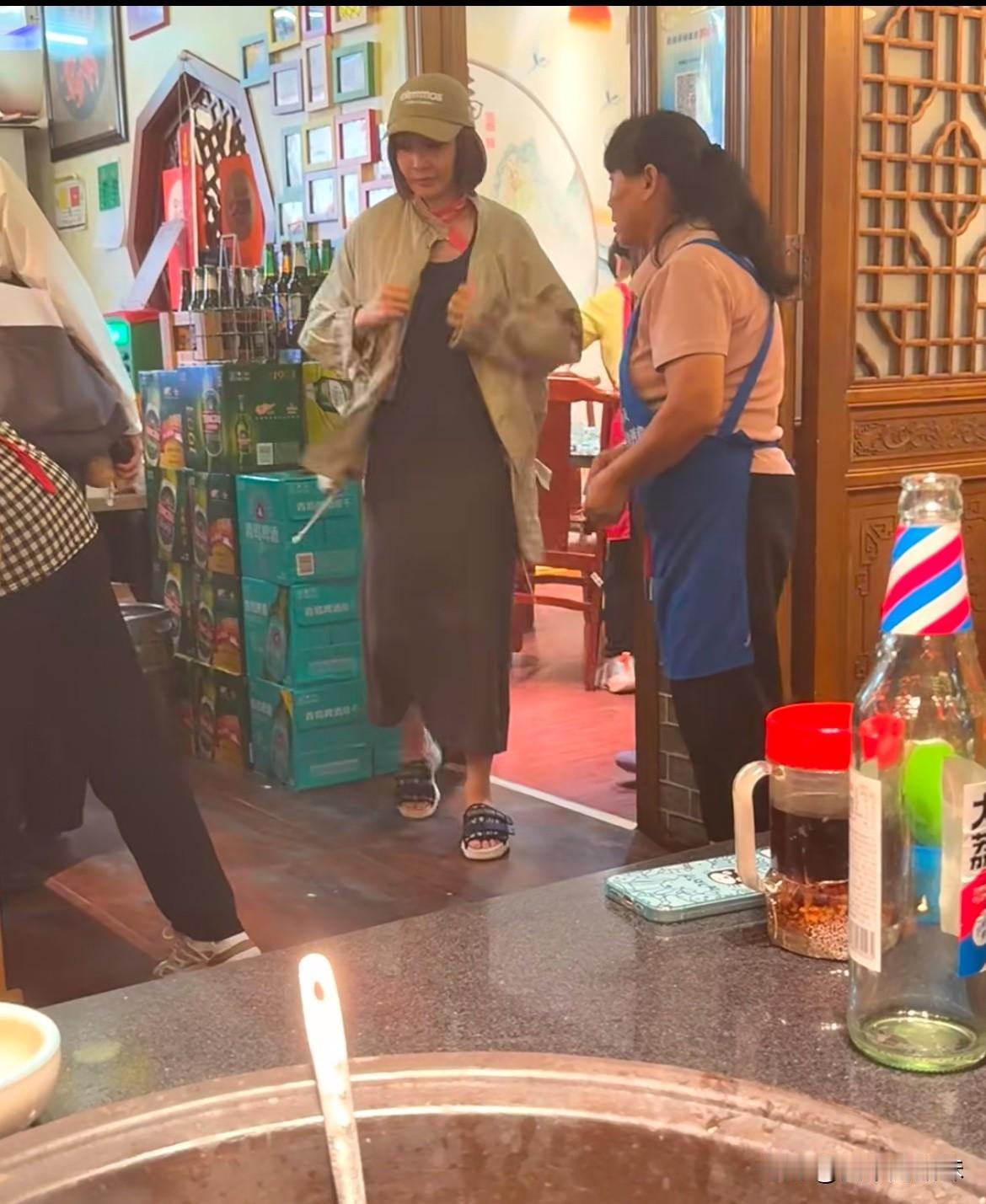 高叶好普通啊，看着像本地小老板娘！走路甚至有点驼背，简直判若两人。。。。不敢