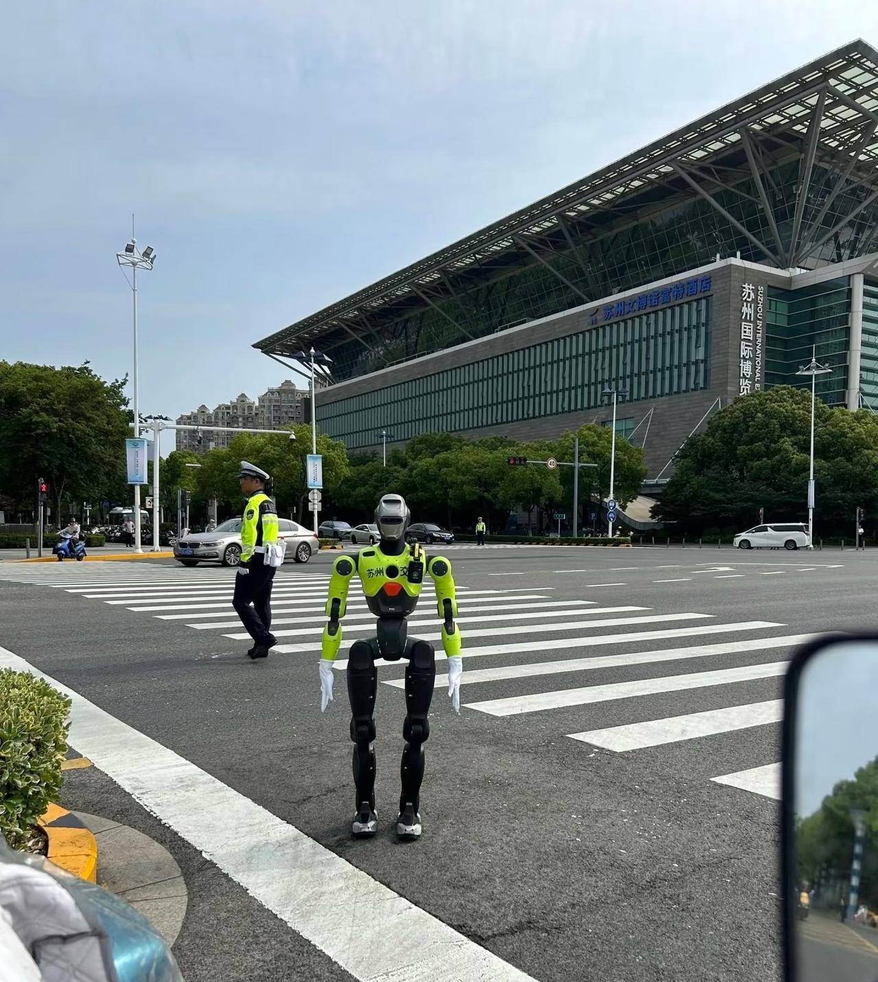 苏州到底买了多少机器人交警啊这玩意儿指挥交通吗？权限等同于交警现场指挥吗？按