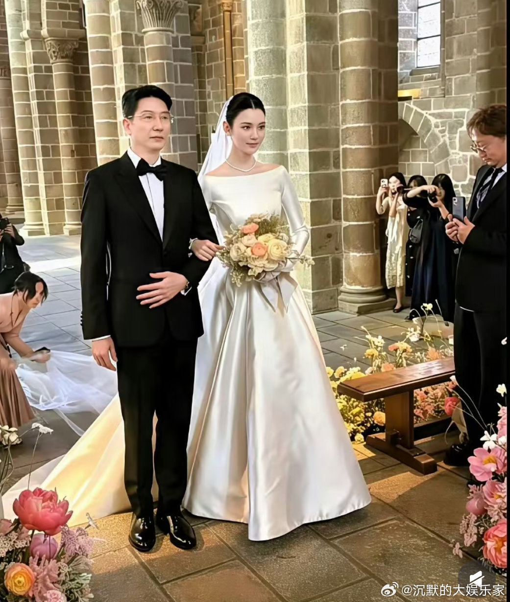 奚梦瑶的身高也是遗传了爸妈一家三口都是大长腿这基因也太好啦婚礼上父亲牵着奚梦瑶缓