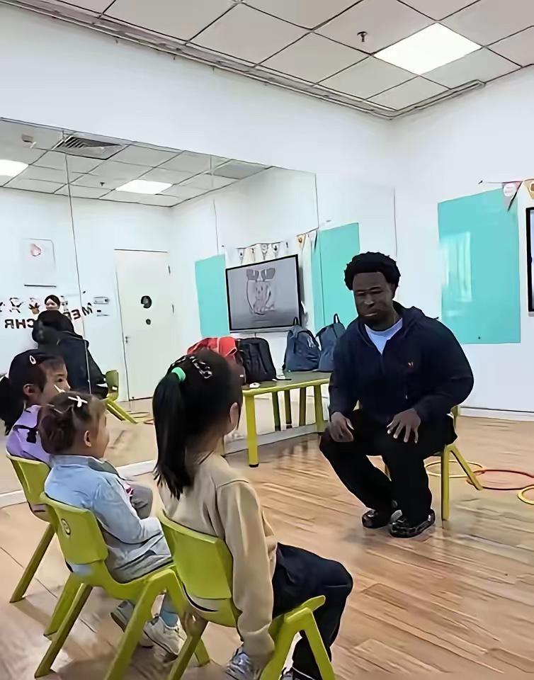 广州天河一位宝妈因幼儿园新增外籍男外教后，选择果断退园，起初竟遭网友扣上种族歧视