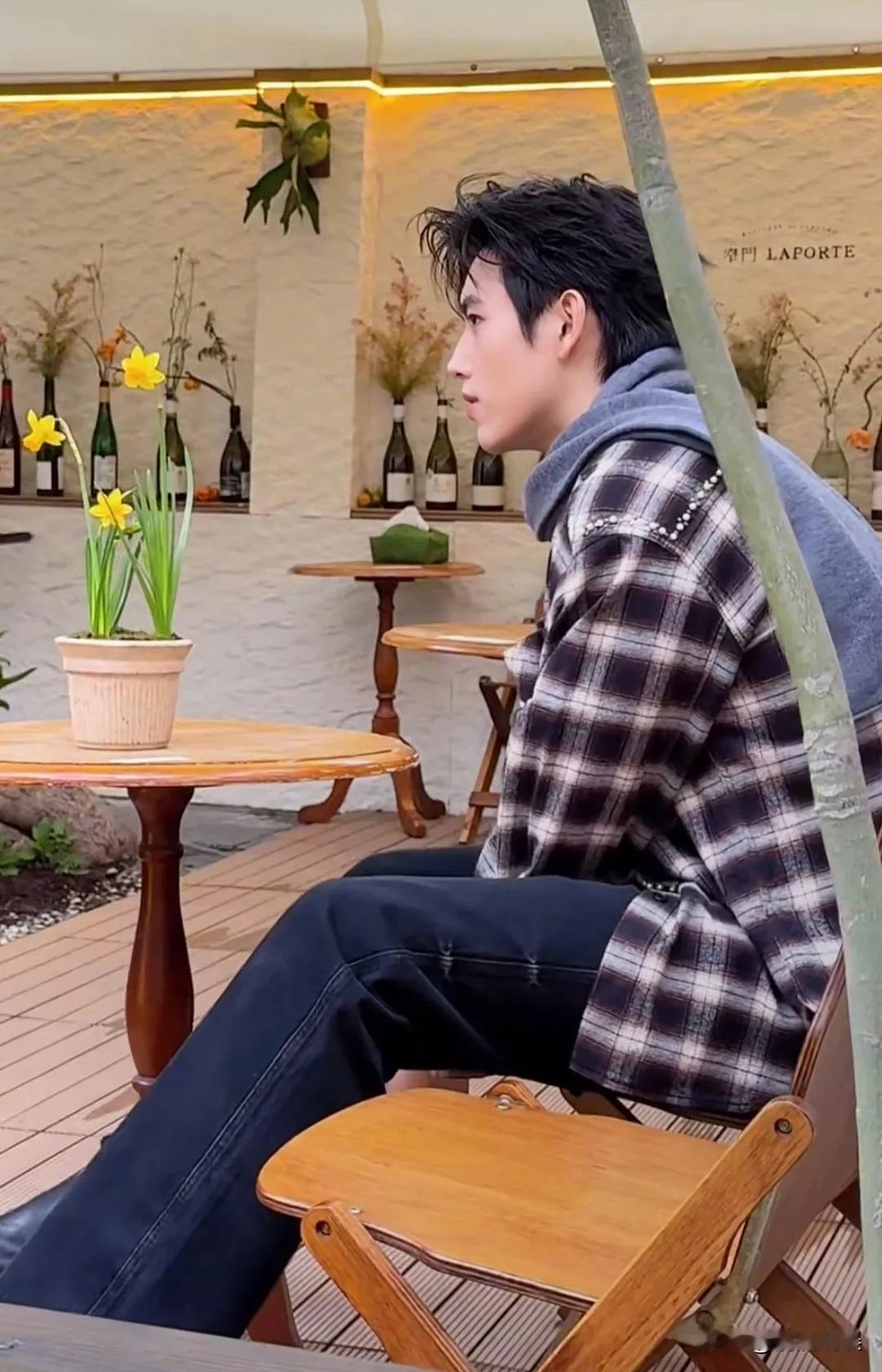 原来现实中的陈飞宇这么帅啊，年轻、有型，活力十足！他现身上海，穿着一件格子外套