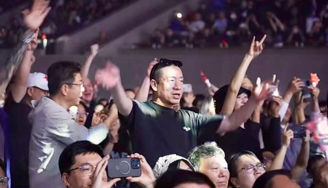 “精彩合照时间”之梁龙和崔迷们、老崔本尊，何大壮与谭维维，还有“超火”乐队（由“