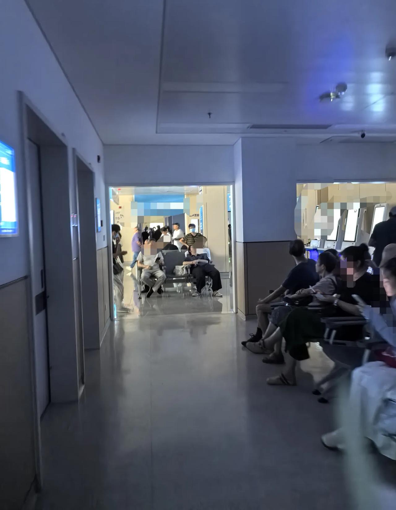 在医院候诊时居然停电了今天去家附近的三甲医院心内科去复诊高脂血症。