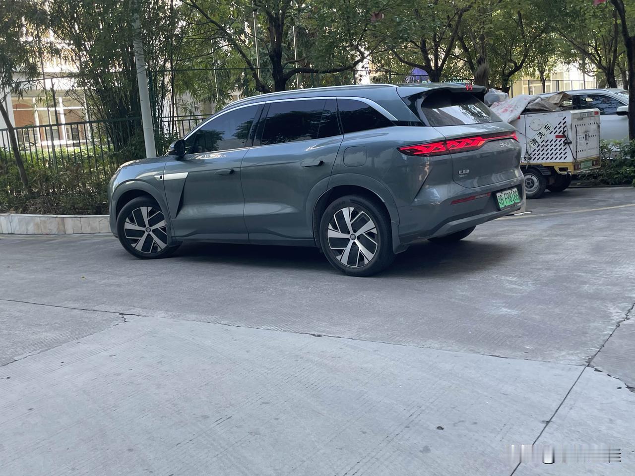 比亚迪唐L不愧是比汉L销量好一点的车，目前这车在路上碰到过好多次了，昨天在小区见