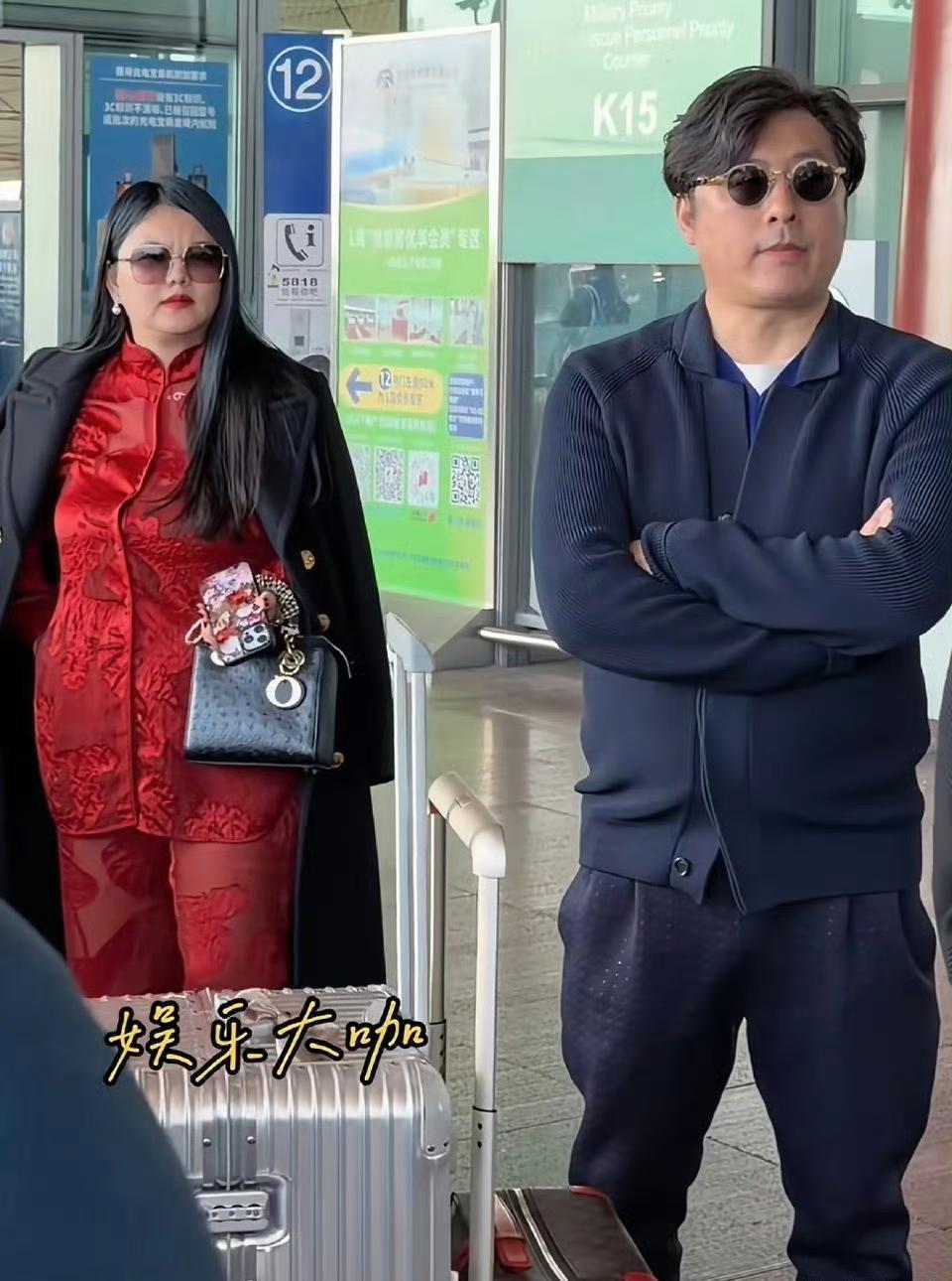 感觉王岳伦看李湘的眼神带着几分“嫌弃”看路人拍的照片俩人明明一起从英国回来的