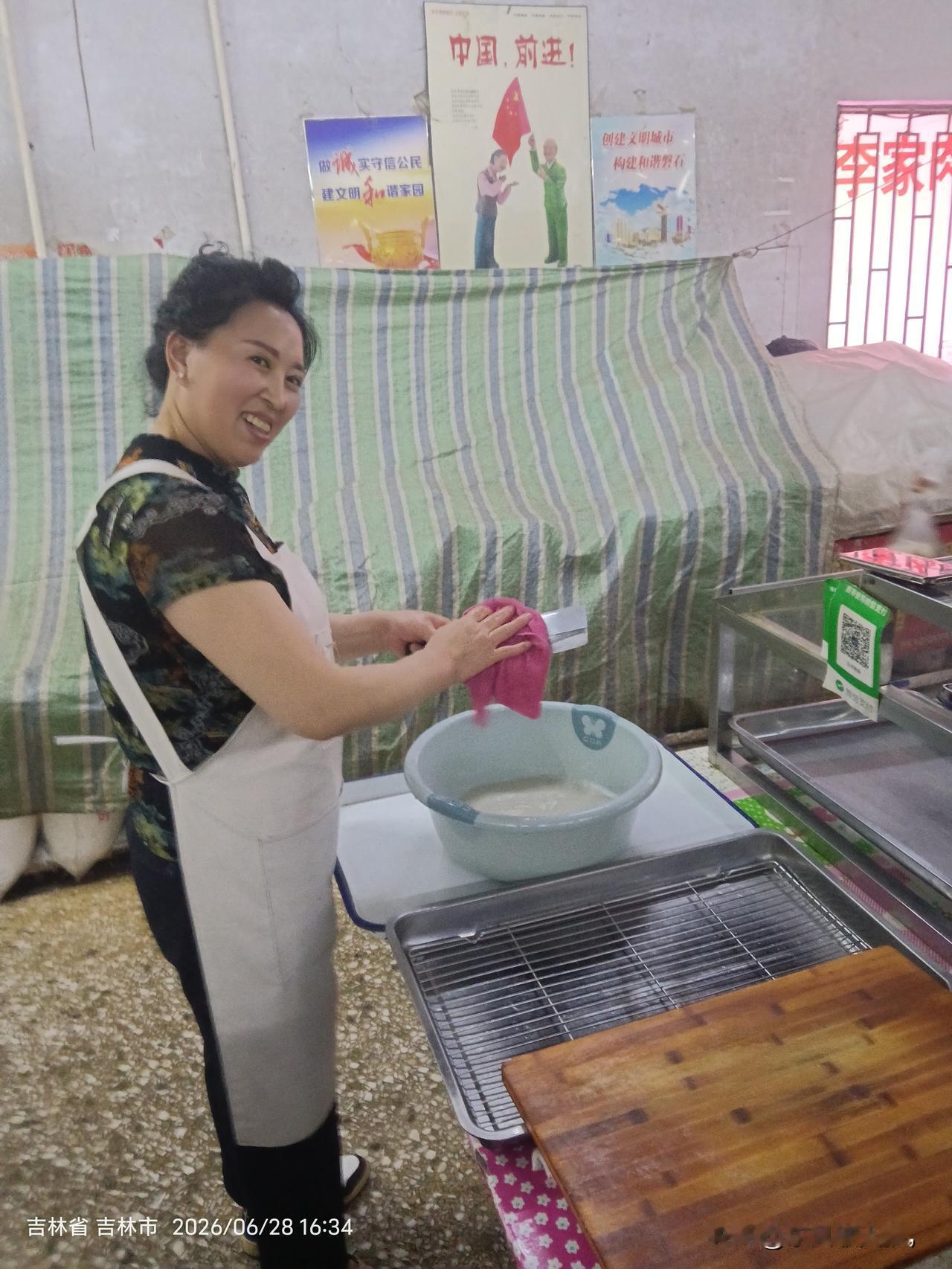 爱干净的东北女人下午去市场买冷面，认识多年的一个老板正在打扫卫生，她家是卖熟食
