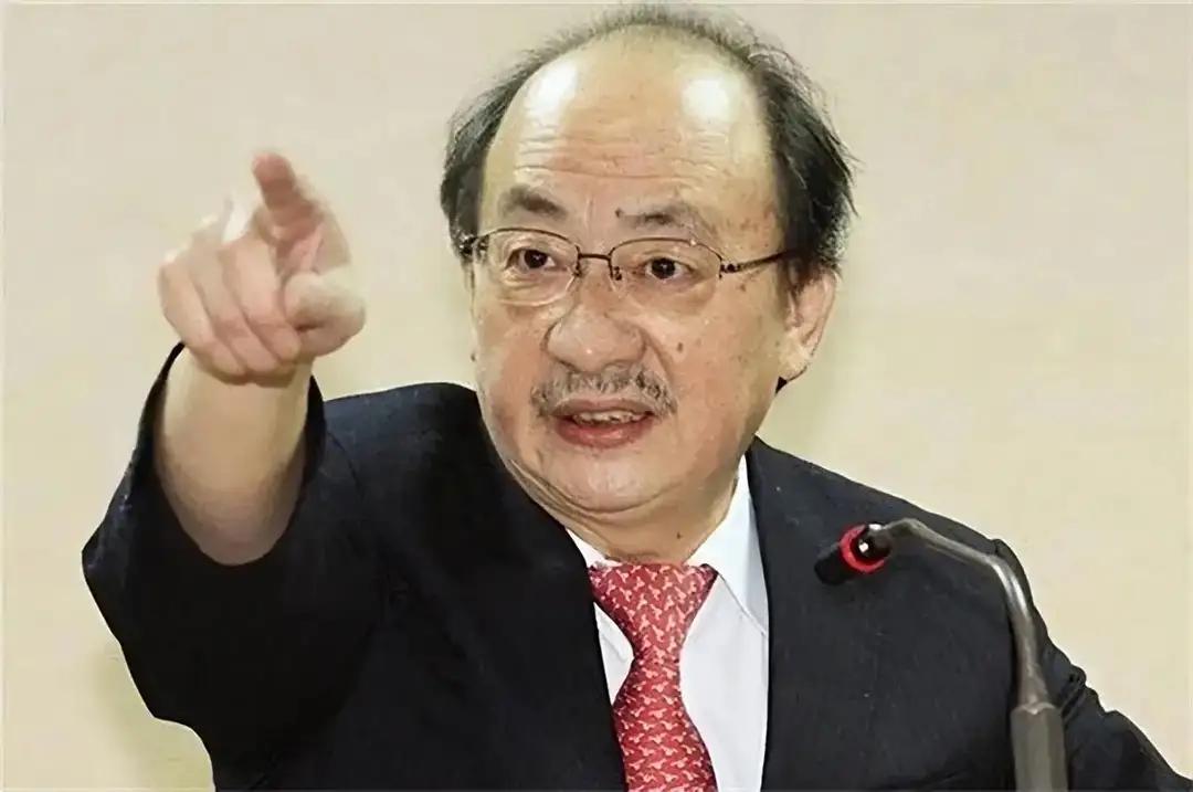 昨日罗旺哲在政论节目中表示，有三件事给柯建铭底气。首先，目前民进党已没有人谈罢免